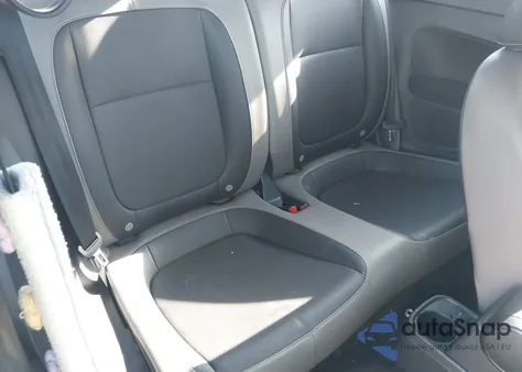 2015 Volkswagen Beetle 1.8T Fleet Edition z USA, uszkodzony, nr VIN 3VWF17AT1FM645428